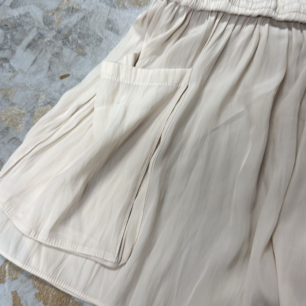 Women's Cream Shorts Flowy Pockets Drawstring Stretch Band Waist NEW NWOT - Picture 2 of 3
